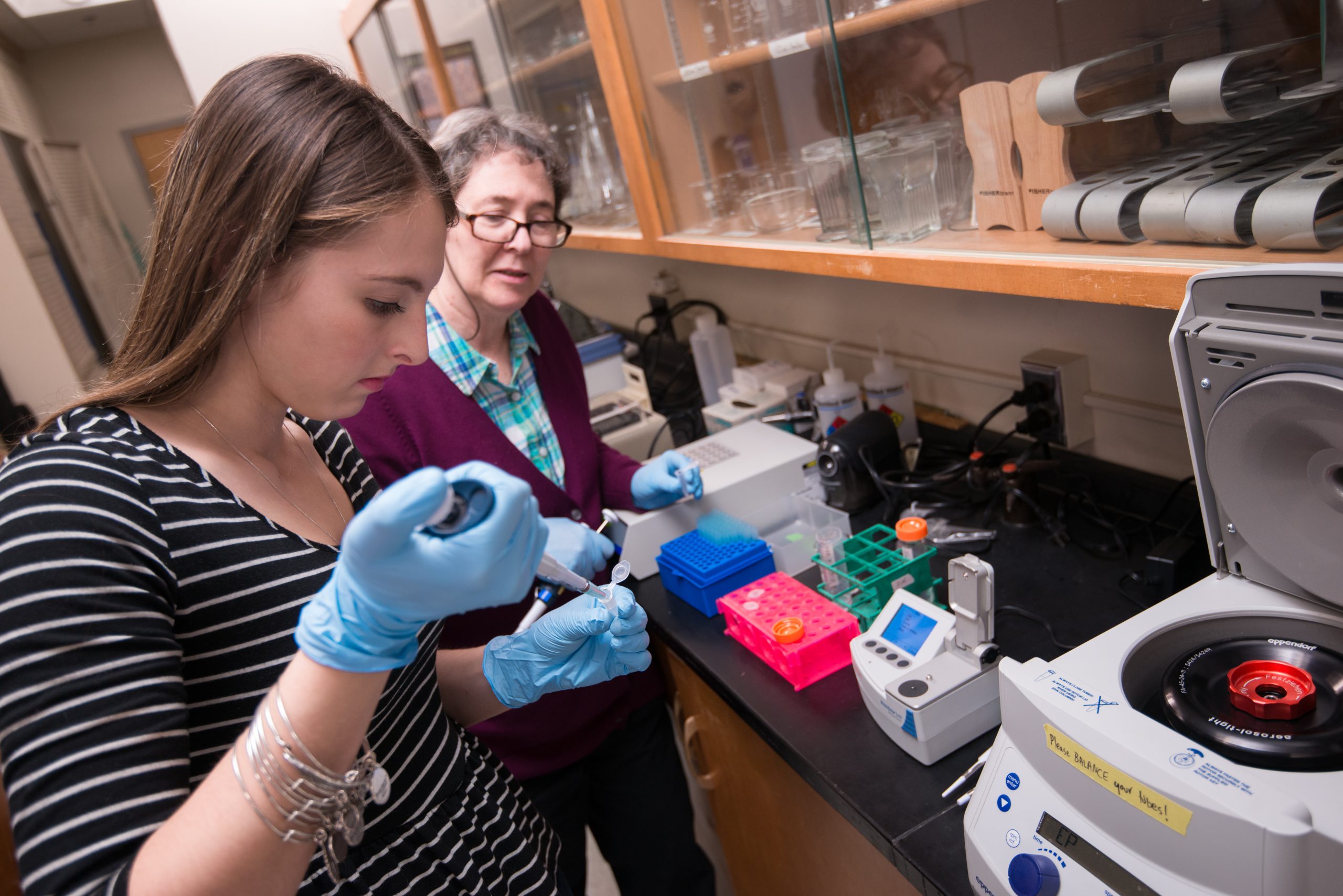 Dr. Judith Roe works with a student in the biology lab.